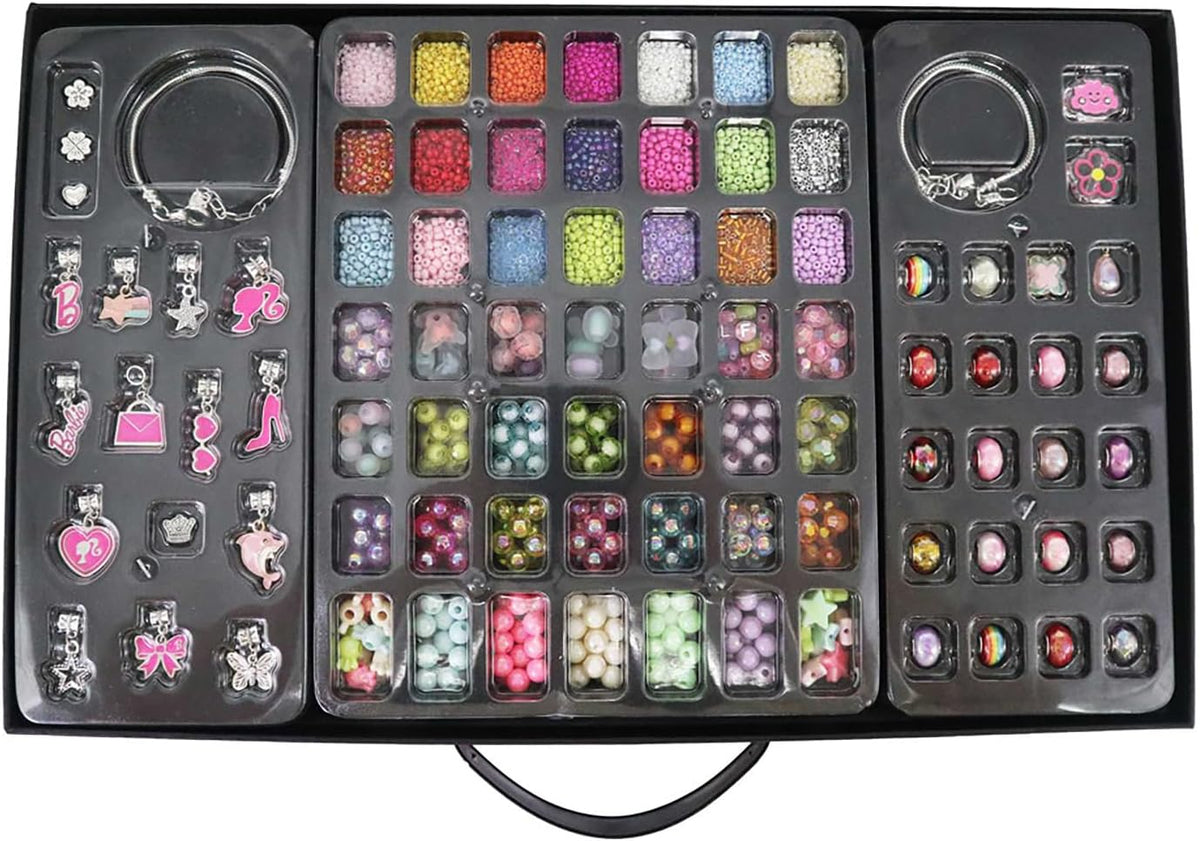 Interior del Estuche de Joyas Barbie con las 3.800 piezas ordenadas en bandejas: cuentas, colgantes y charms metálicos