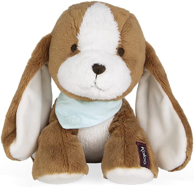 Bebé recién nacido abrazando el peluche perro Tiramisú Kaloo 25cm – terciopelo ultra suave