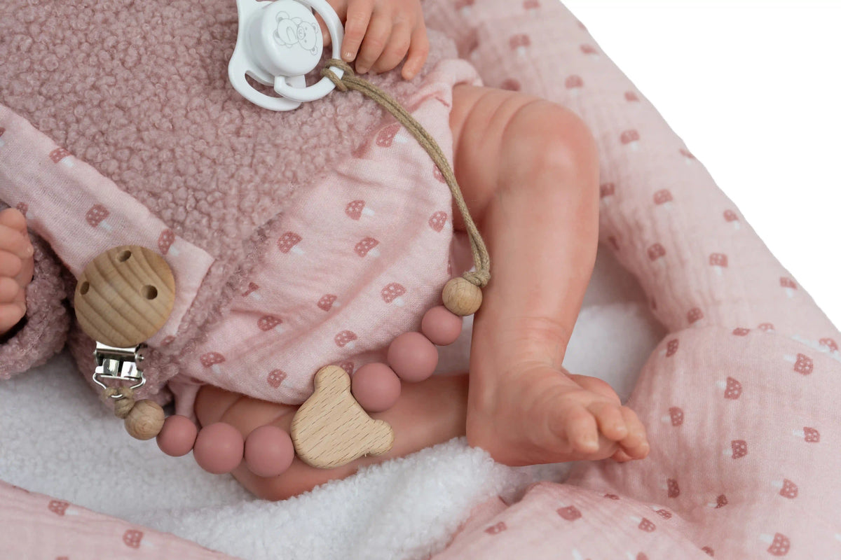 Accesorios incluidos con la Muñeca Reborn Luna Rosa de Muñecas Arias: chupete, chupetero, pañal y libro de familia