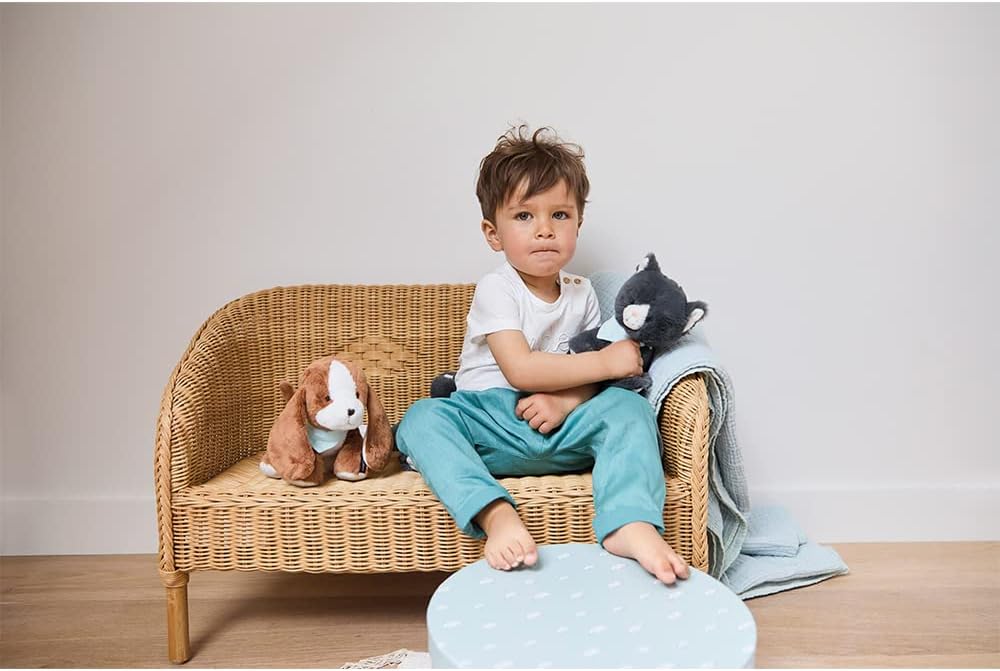 Detalle orejas largas y suaves del peluche Tiramisú Kaloo Les Amis – fáciles de agarrar para bebés