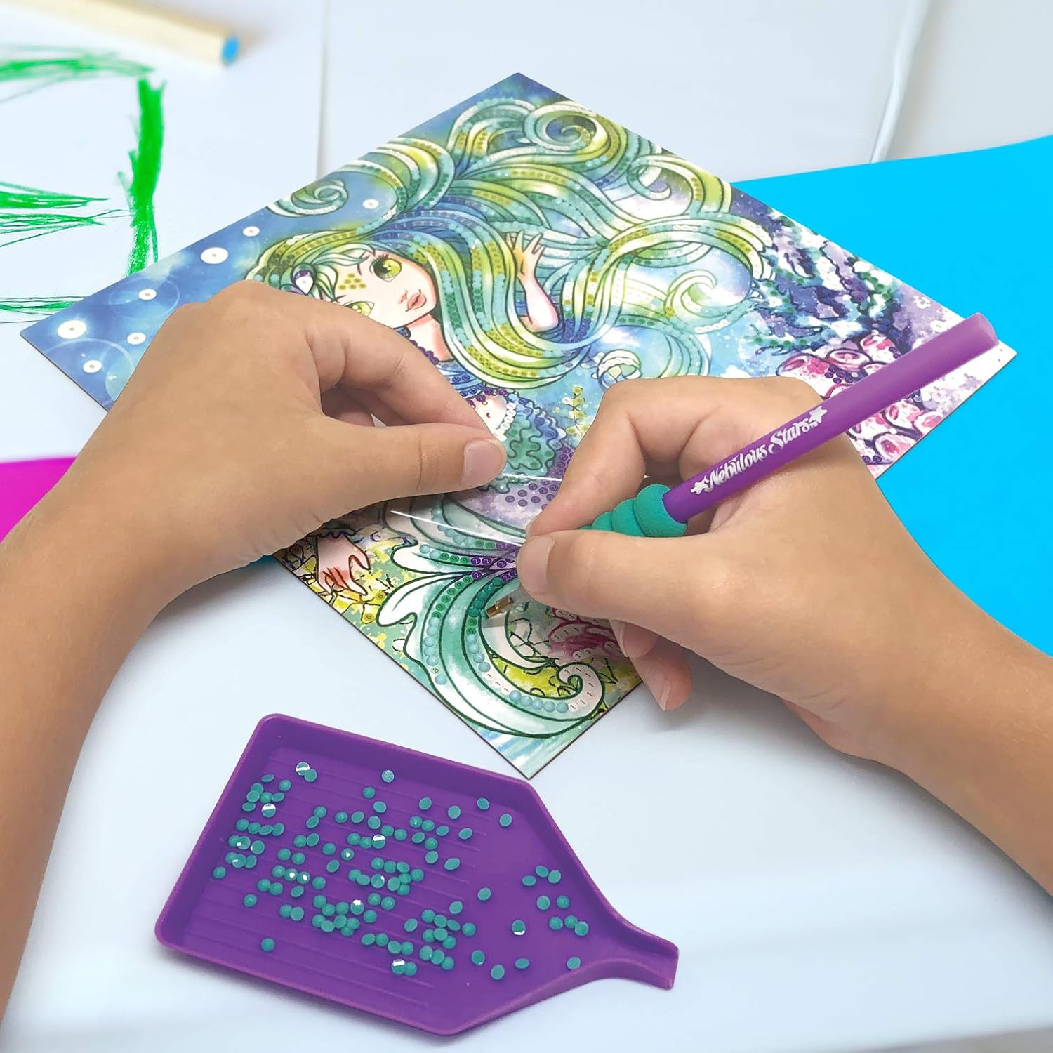 Más de 4500 diamantes de imitación incluidos en el kit de manualidades creativas infantiles Nebulous Stars