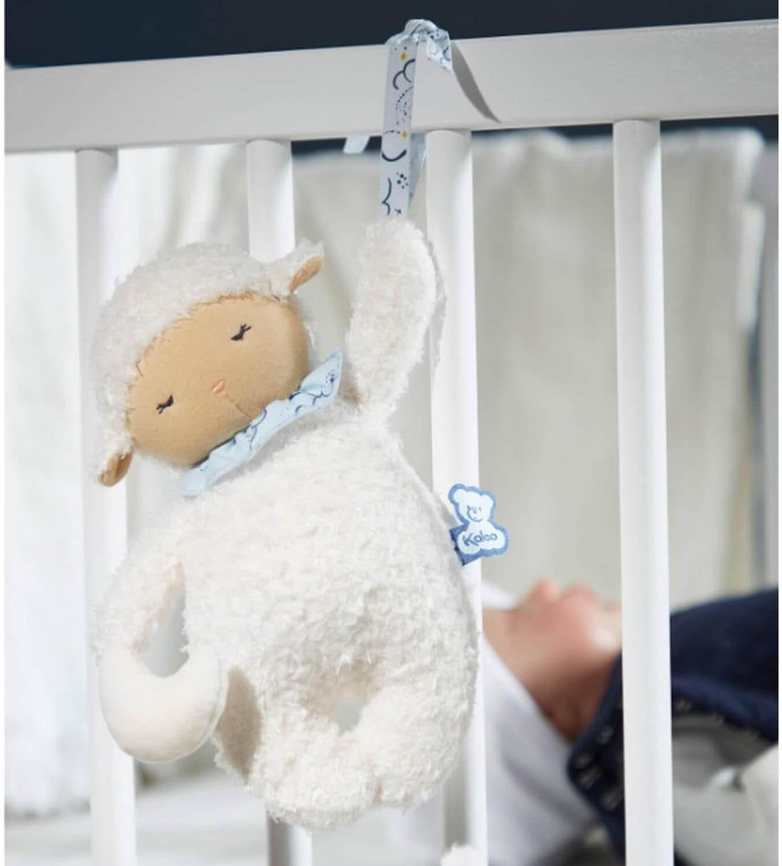 Oveja musical Kaloo Doux Sommeil 20cm blanca y azul – peluche con nana para bebés desde el nacimiento