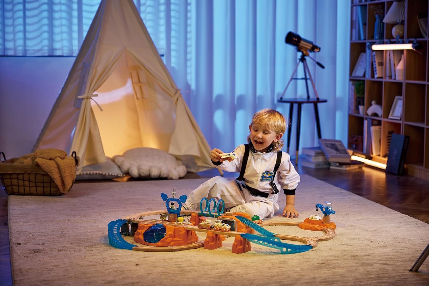 Niños jugando con juego de tren espacial Exploraciones en Marte madera FSC 3 años