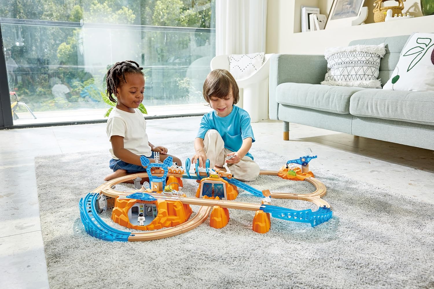 Niños explorando base de Marte con juego de tren espacial interactivo luces y sonidos