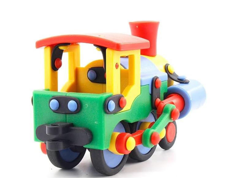 Locomotora mediana montada del set de construcción 3D Mic o Mic, con piezas de colores unidas mediante conectores y botones, disponible en Educar Jugando