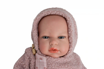 Muñeca Reborn Luna Rosa de 40 cm de Muñecas Arias, con capucha rosa y rostro realista, vista frontal sobre fondo blanco