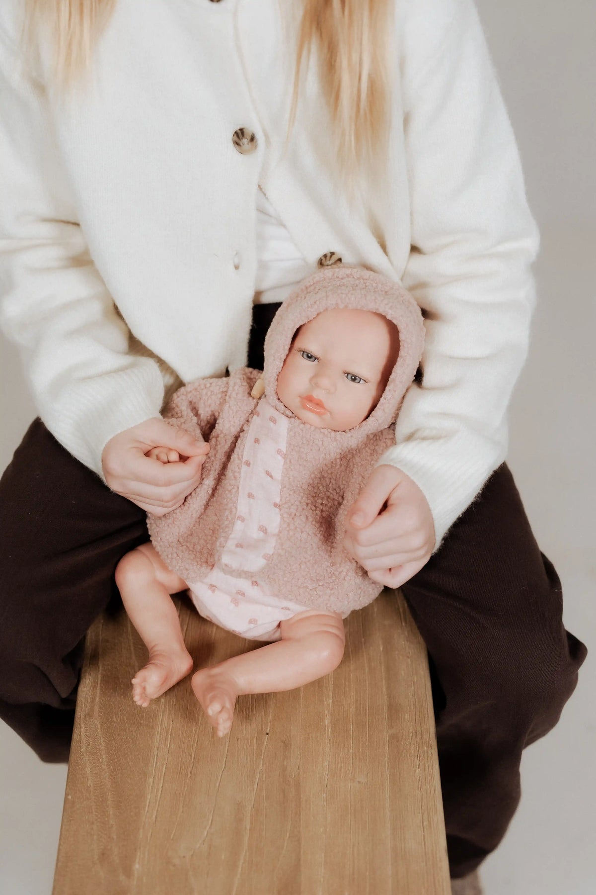 Niña abrazando la Muñeca Reborn Luna Rosa de Muñecas Arias en una fotografía de producto