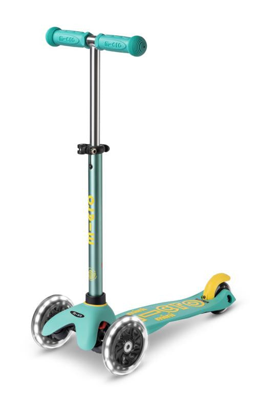 Patinete de tres ruedas para niños en color verde agua con ruedas delanteras LED luminosas y manillar ajustable de aluminio.