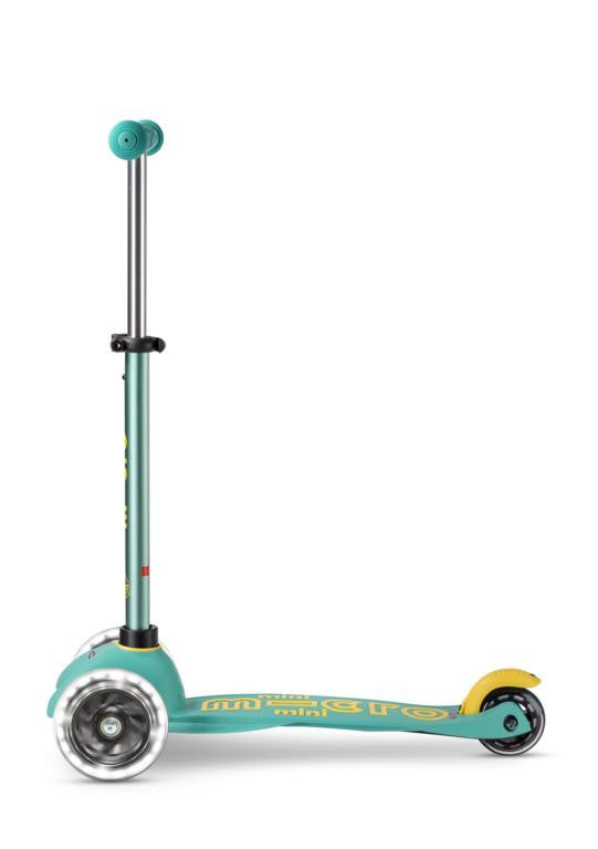 Scooter infantil Mini Micro Deluxe color menta con sistema de giro por inclinación y freno trasero amarillo.