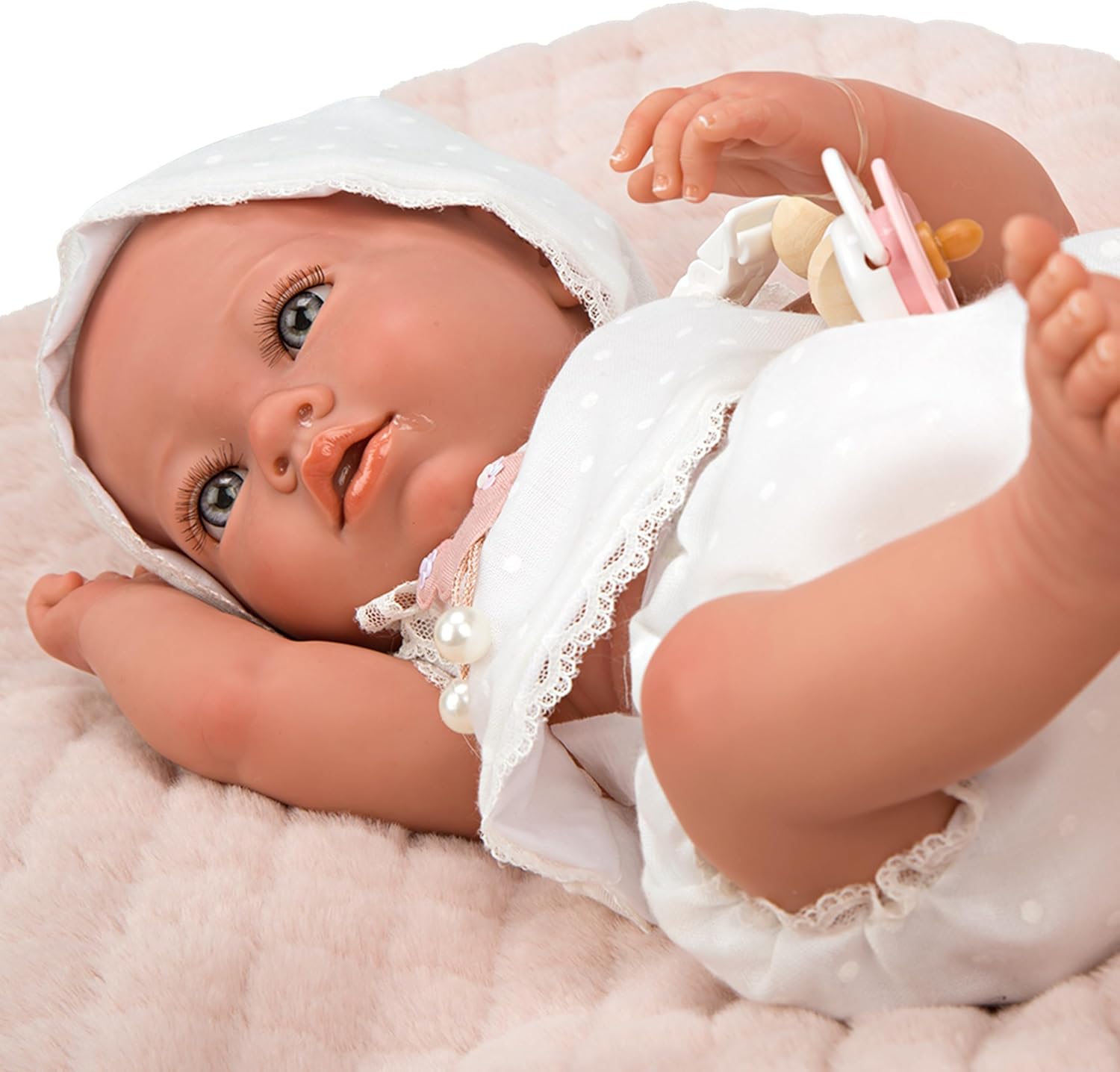 Muñeca Reborn Maitane Arias 38 cm - vista lateral con mantita rosa