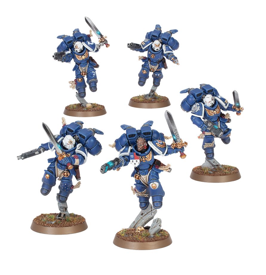 Cinco Veteranos de Vanguardia Warhammer 40.000 con propulsores de salto, mostrados juntos sobre sus peanas.