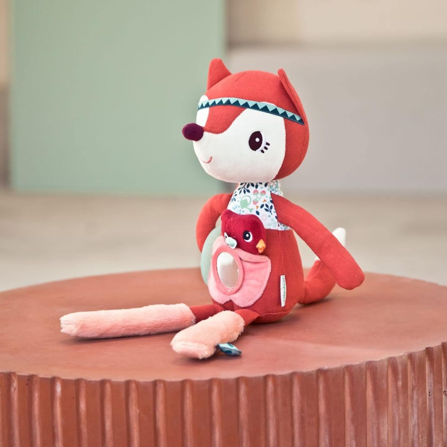 Bebé jugando con el peluche Alice Lilliputiens - Juguete actividades con sonidos y cintas