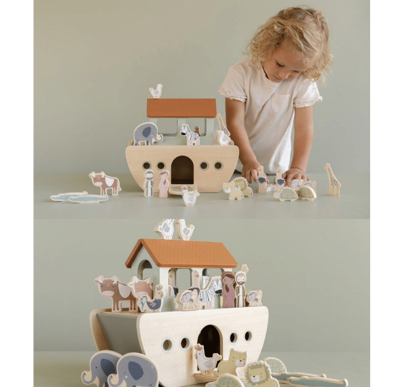Vista lateral del Arca de Noé Little Dutch con animales de madera dispuestos para embarcar, juguete educativo