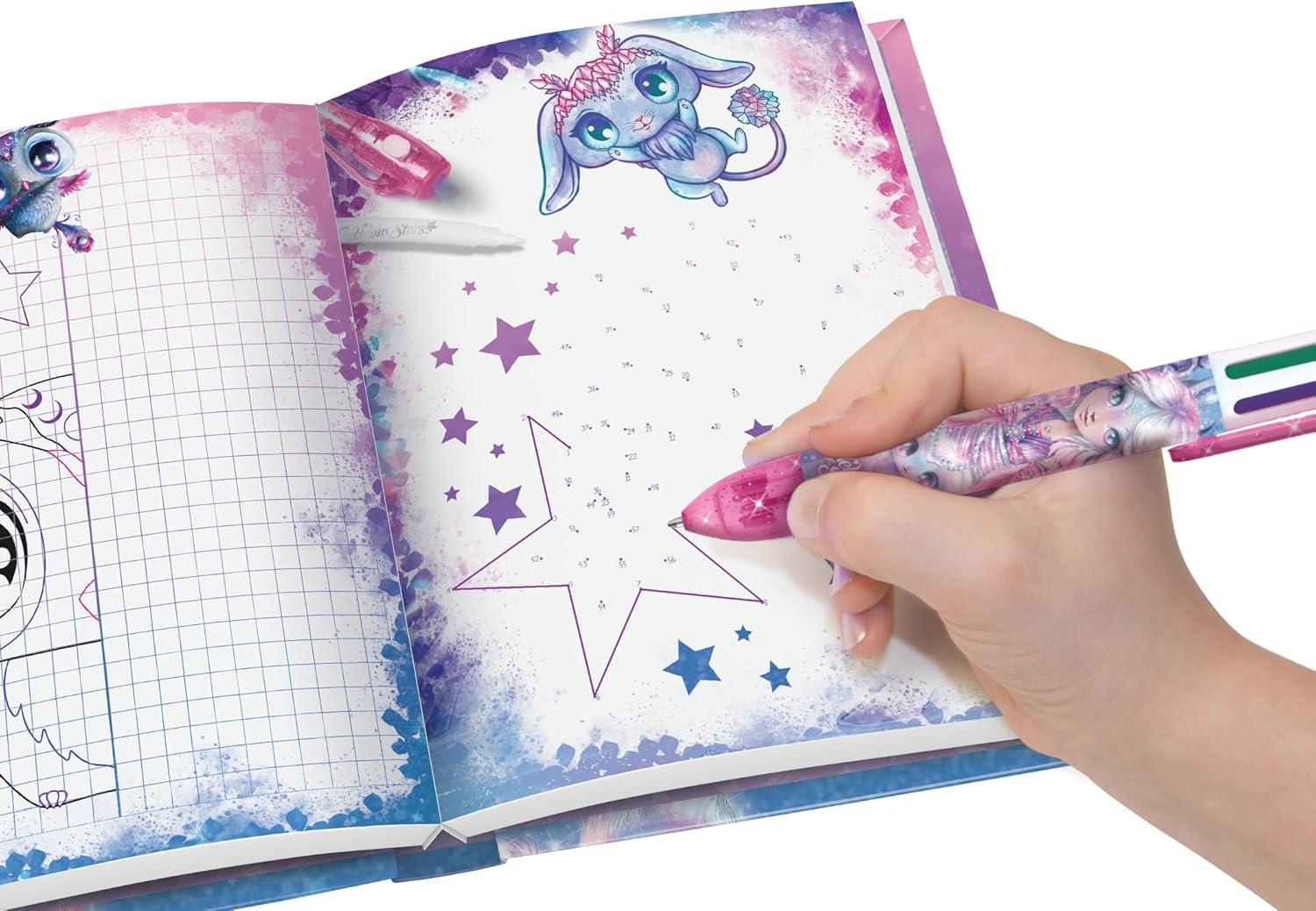 Niña revelando mensajes secretos con el bolígrafo de tinta invisible y luz del diario Estrelia