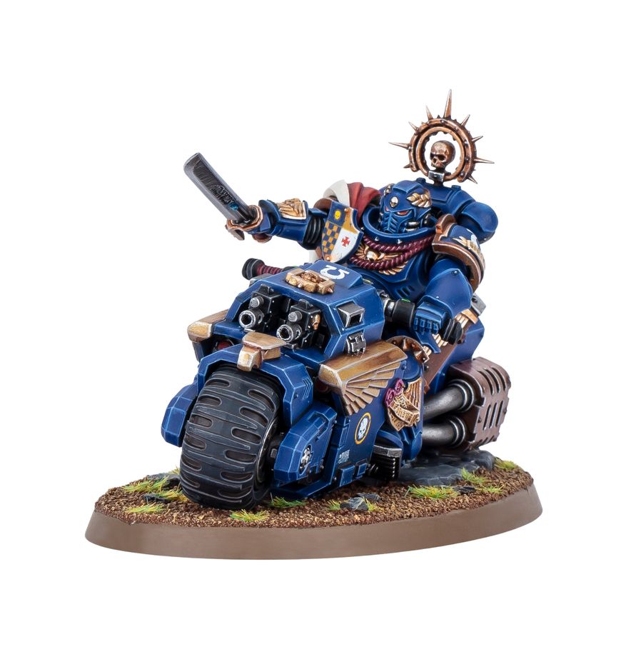 Capitán en moto de Warhammer 40.000, miniatura de Marines Espaciales montada sobre motocicleta Raider y peana ovalada.