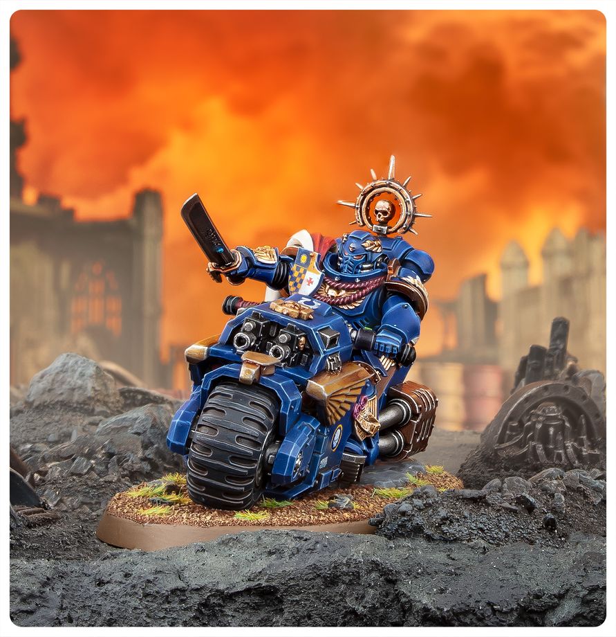 Capitán en moto de Warhammer 40.000, miniatura sobre motocicleta en una escena de batalla de tonos anaranjados.
