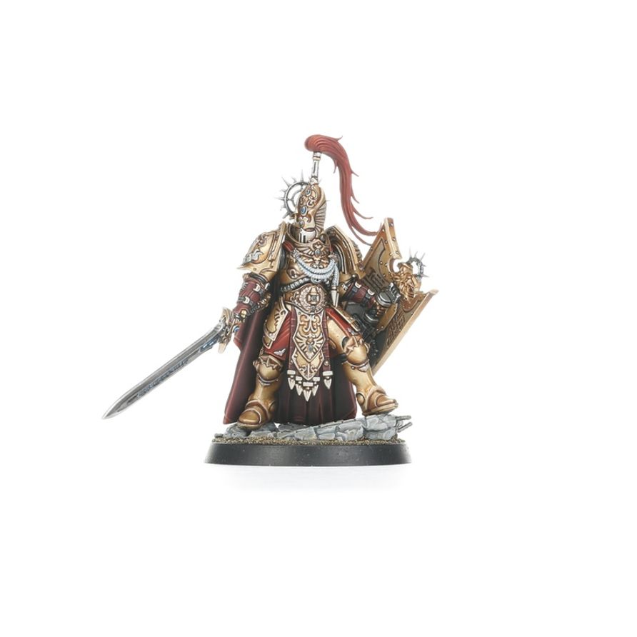 Vista general del Capitán Escudo Custodes de Warhammer con casco, espada y escudo, sobre peana con ruinas y fondo blanco.