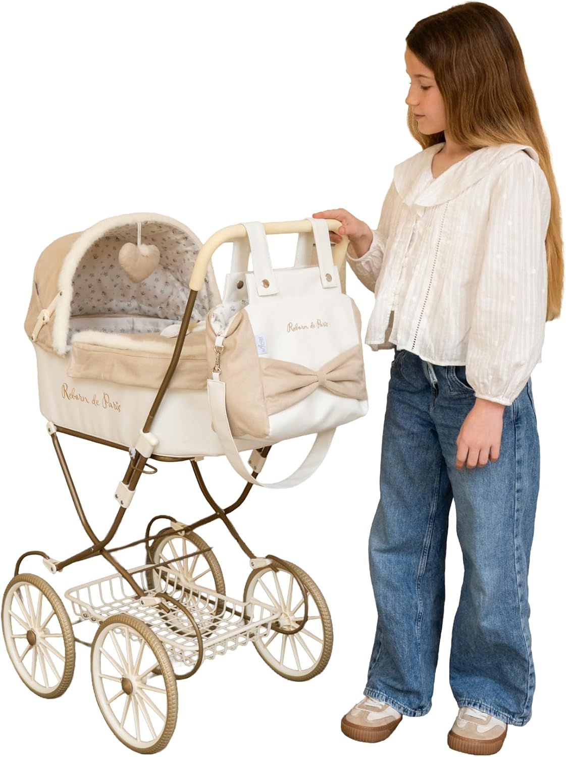 Niña empujando el Coche Capota Reborn de París Arias 40940 con su muñeco - foto de uso real