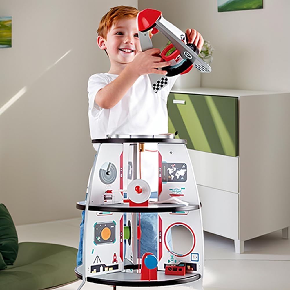 Niño jugando con el cohete espacial de madera HAPE, juguete educativo para niños desde 3 años