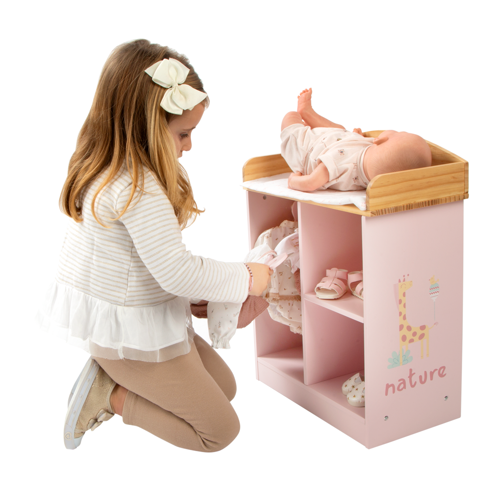 Cambiador y perchero de madera para muñecas Arias Nature. Incluye colchoneta rosa, cestas de tela y perchas. Juguete realista para el desarrollo real sin pantalla.