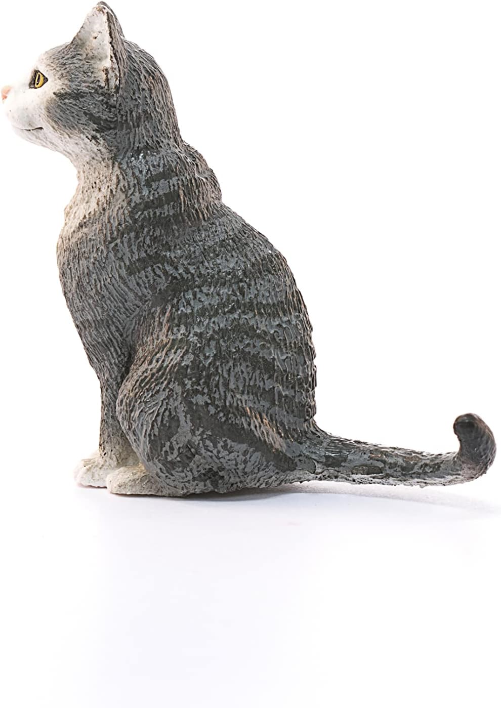 Primer plano del detalle realista y pintado a mano de la cara del gato sentado Schleich 13771.