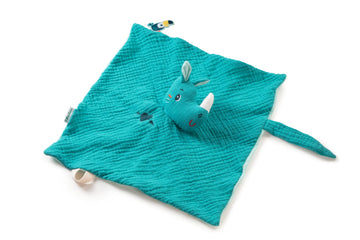 Doudou Marius de Lilliputiens extendido, con tejido turquesa, cabeza de rinoceronte y pequeñas etiquetas en los bordes