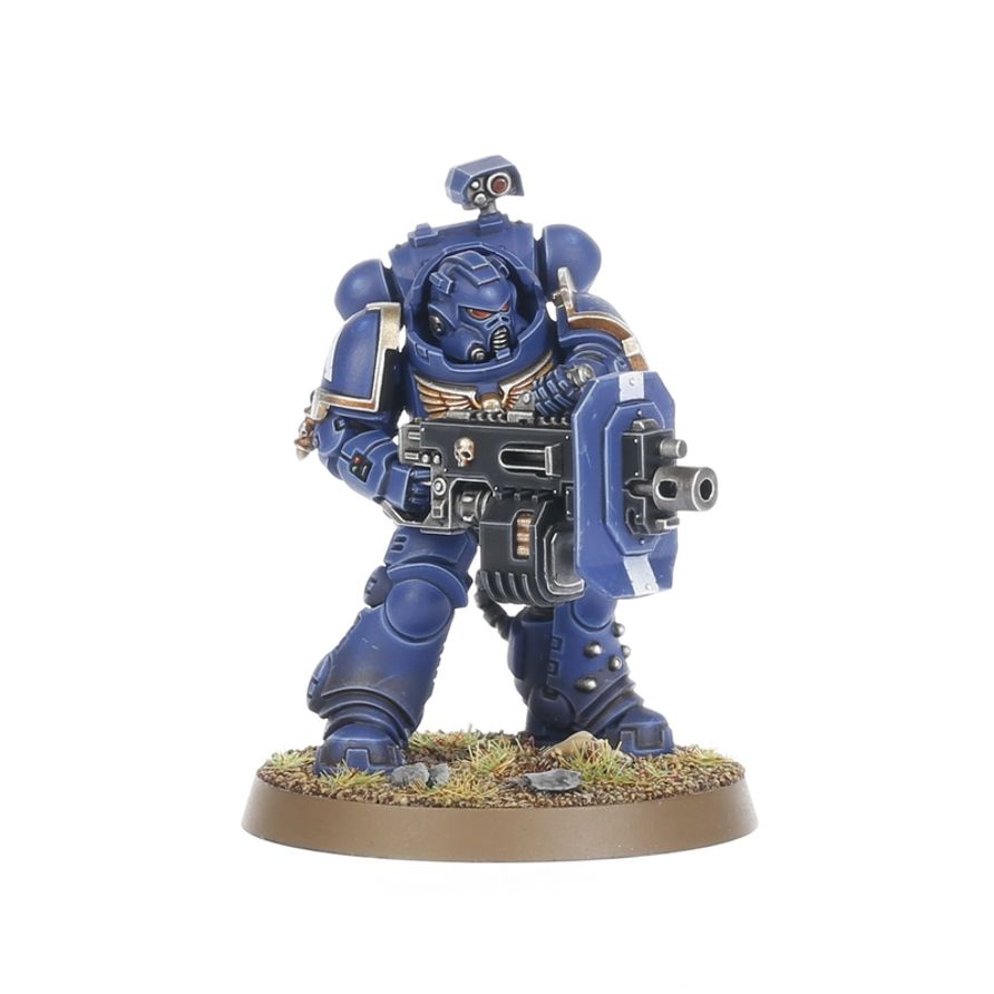 Erradicador Warhammer 40.000 visto por detrás, con detalles de la servoarmadura Gravis y la peana.