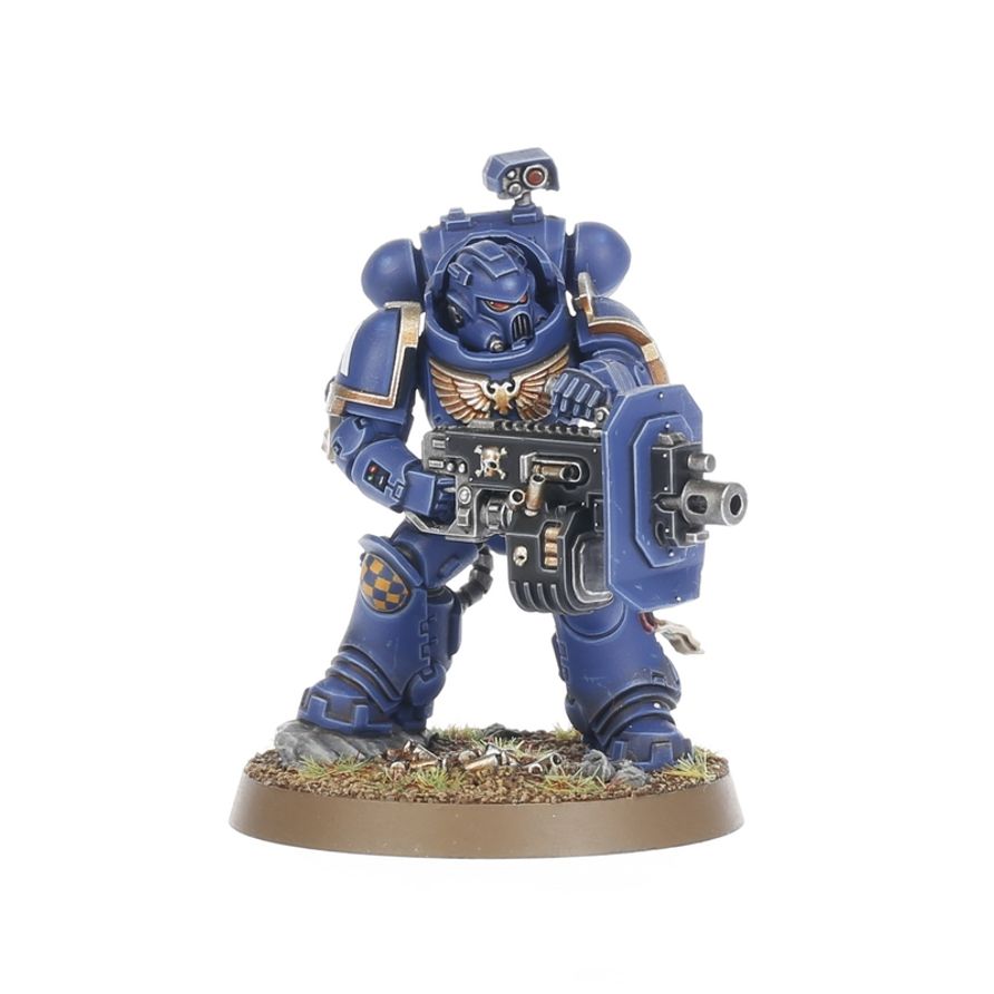 Miniatura de Erradicador Warhammer 40.000 vista desde otro ángulo, con armadura Gravis y bólter pesado.