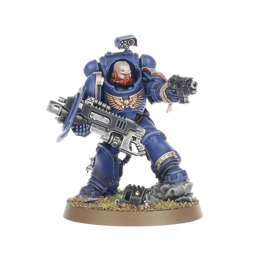 Erradicador con bólter pesado Warhammer 40.000 visto de frente, con armadura Gravis sobre peana redonda.