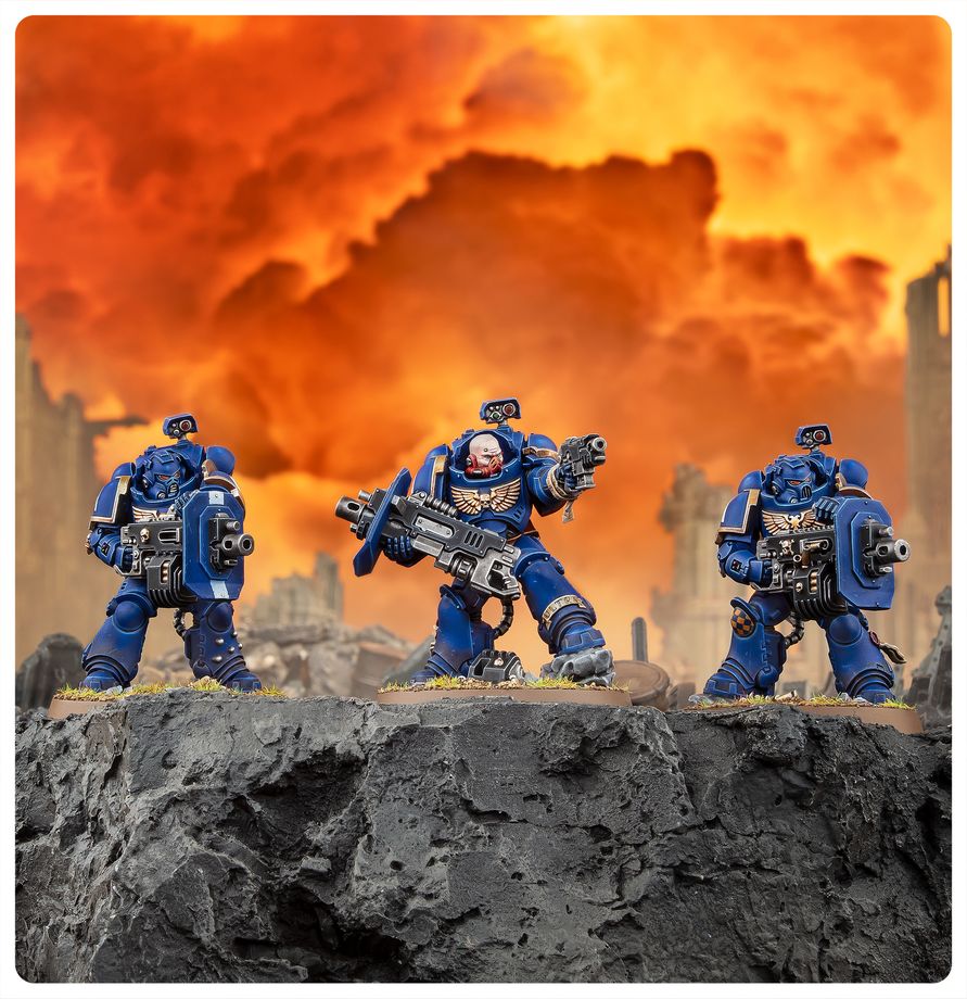 Escuadra de tres Erradicadores Warhammer 40.000 en una escena de combate con fondo naranja.