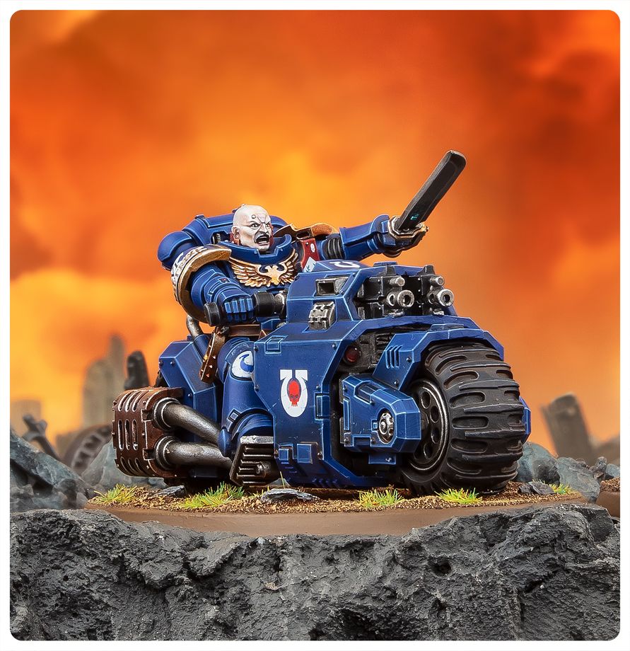 Detalles del kit: Escuadra de Batidores Warhammer 40.000, primeros planos de las miniaturas, las motos Raider y sus opciones de armas.