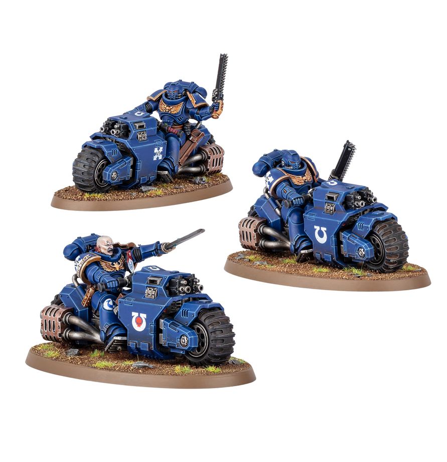 Miniatura en moto: Batidor de Marines Espaciales de Warhammer 40.000 sobre una moto Raider, con espada sierra y fondo de batalla naranja.
