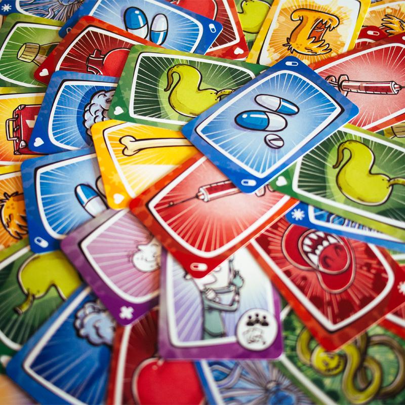 Partida del juego de cartas Virus! Tranjis – estrategia y diversión para familia y amigos