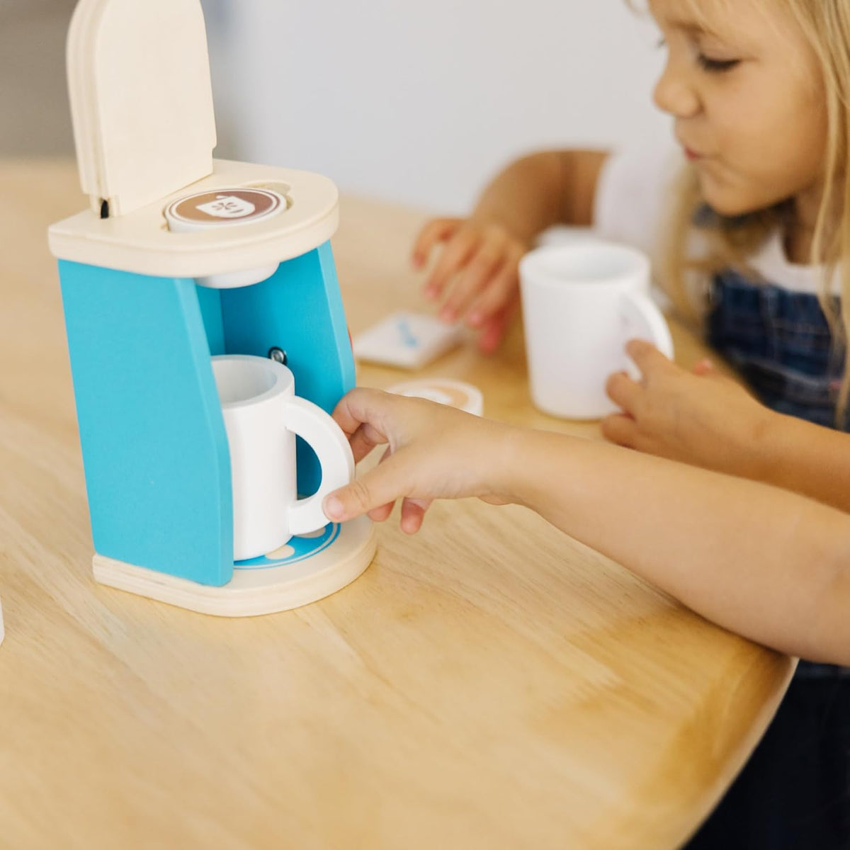Cafetera de madera para preparar y servir café – Melissa & Doug
