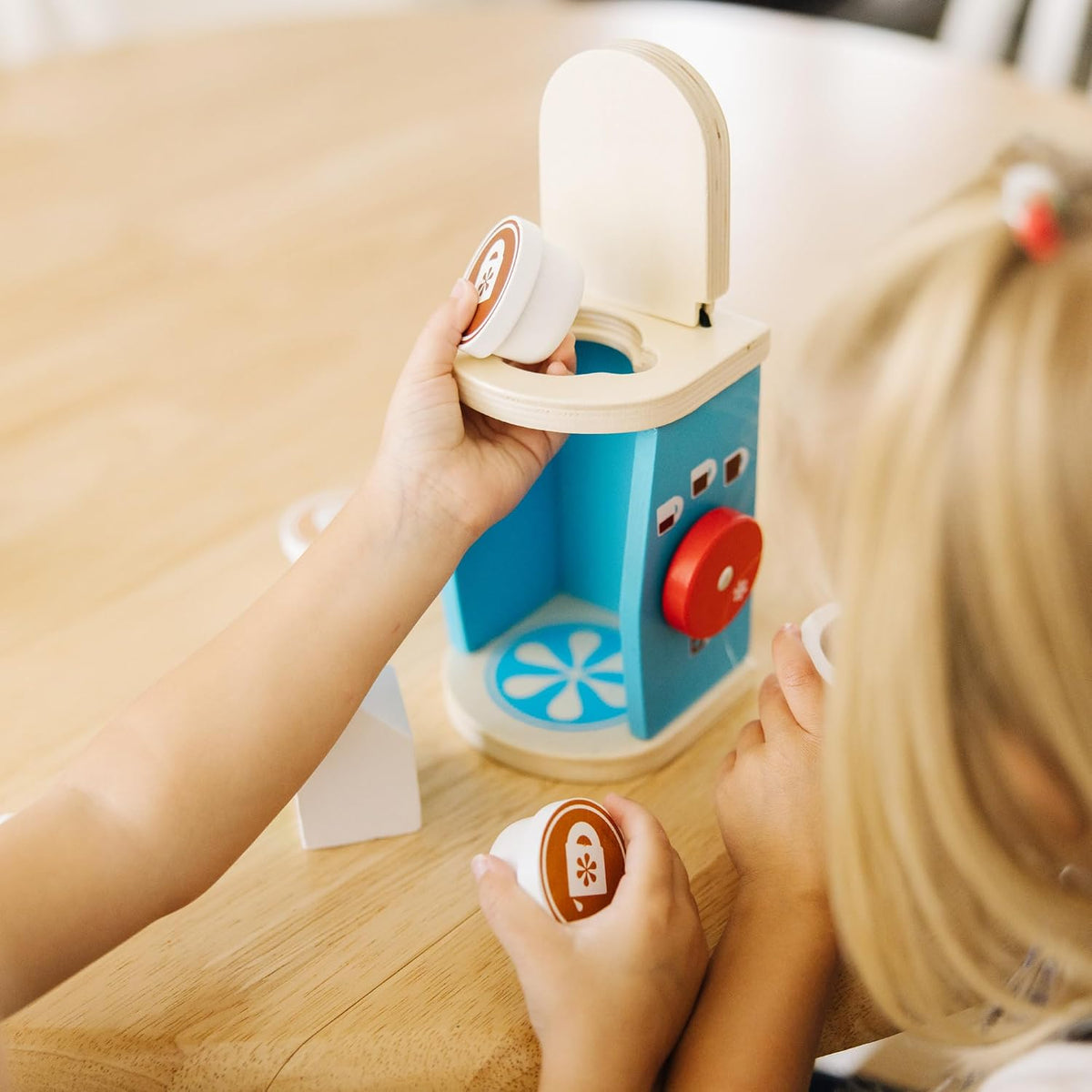 Cafetera de madera para preparar y servir café – Melissa & Doug