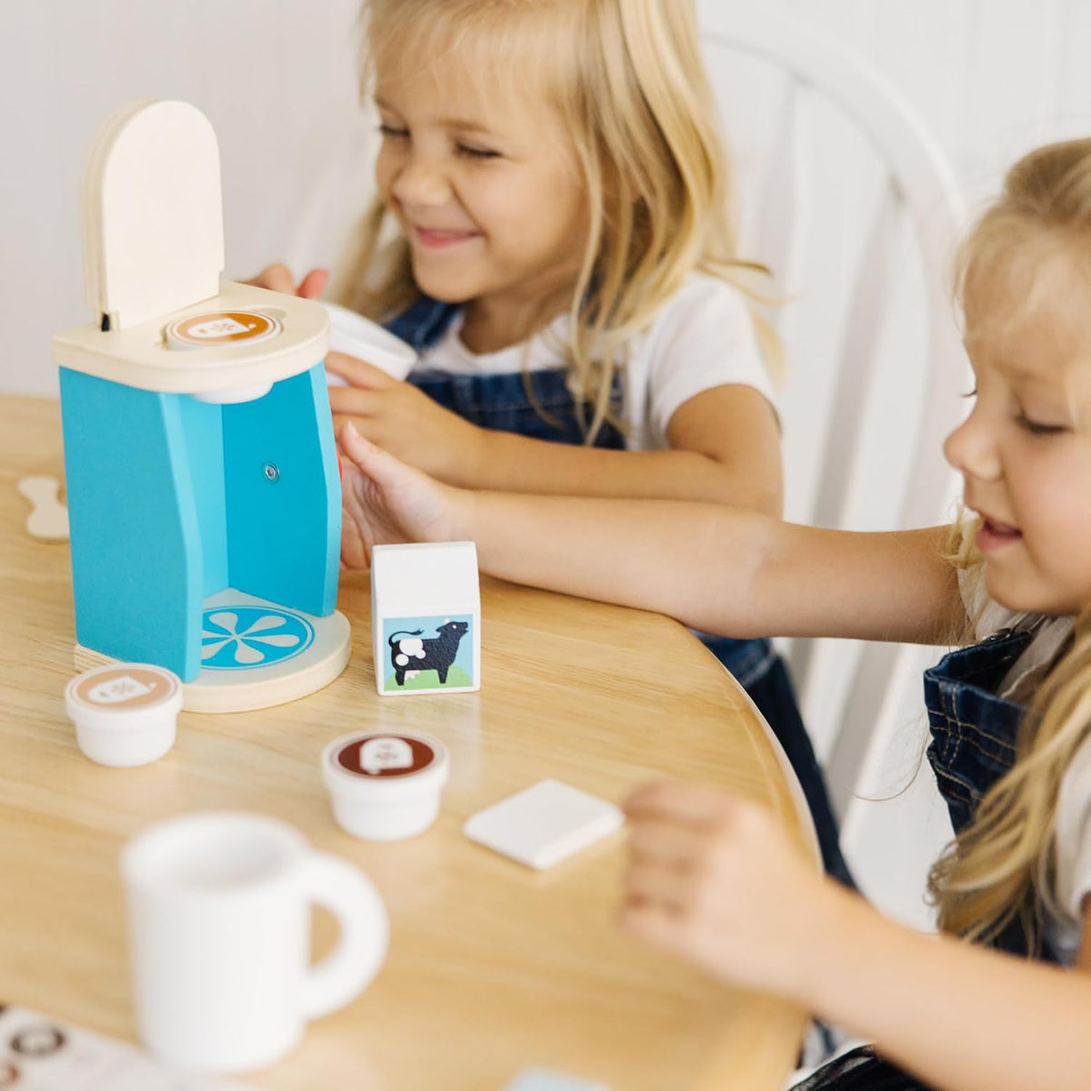 Cafetera de madera para preparar y servir café – Melissa & Doug