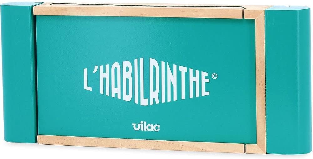 Persona jugando al laberinto de habilidad Vilac para mejorar la coordinación mano-ojo.