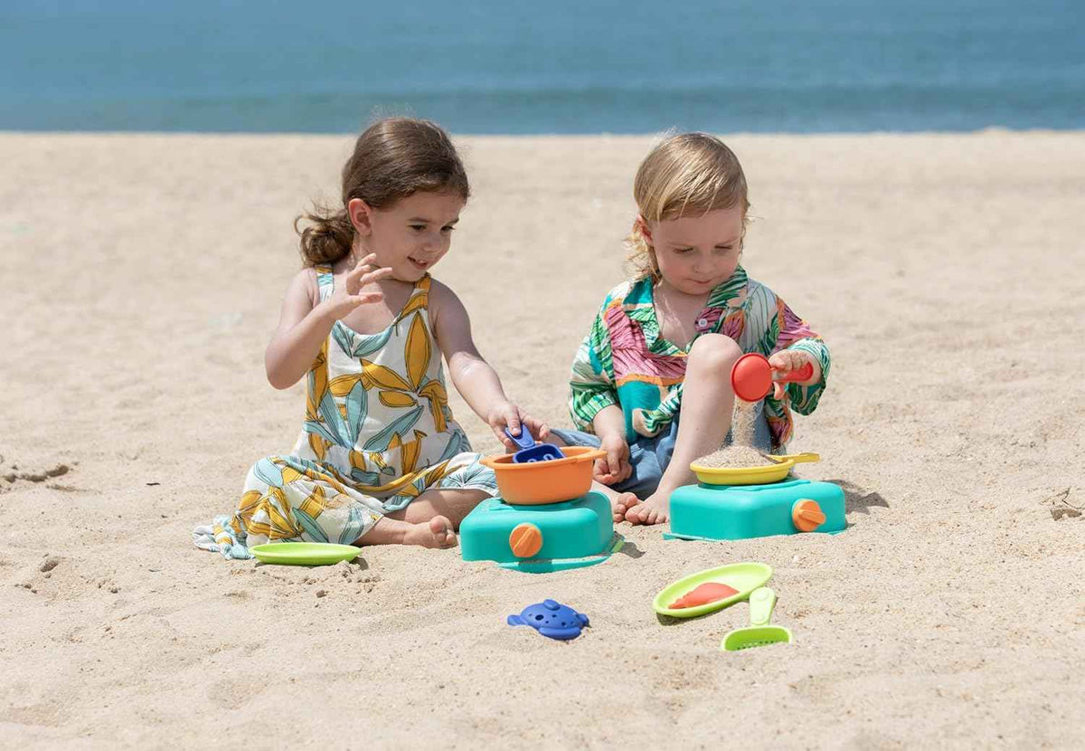 Sartén y platos del Sandy Chef Hape E4106 para servir las creaciones de arena