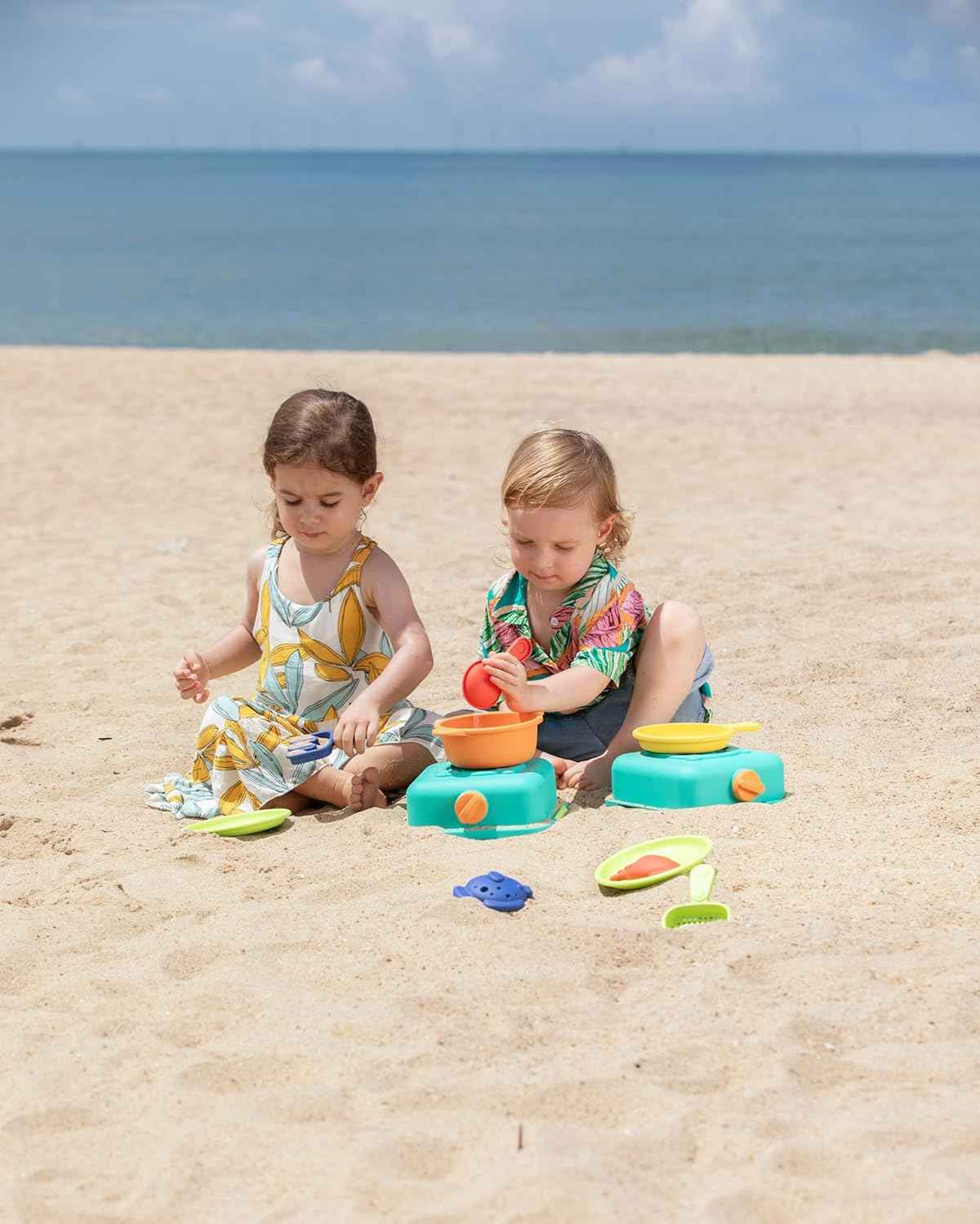 Pez y calamar de juguete incluidos en el set Sandy Chef Hape para cocinar recetas de playa