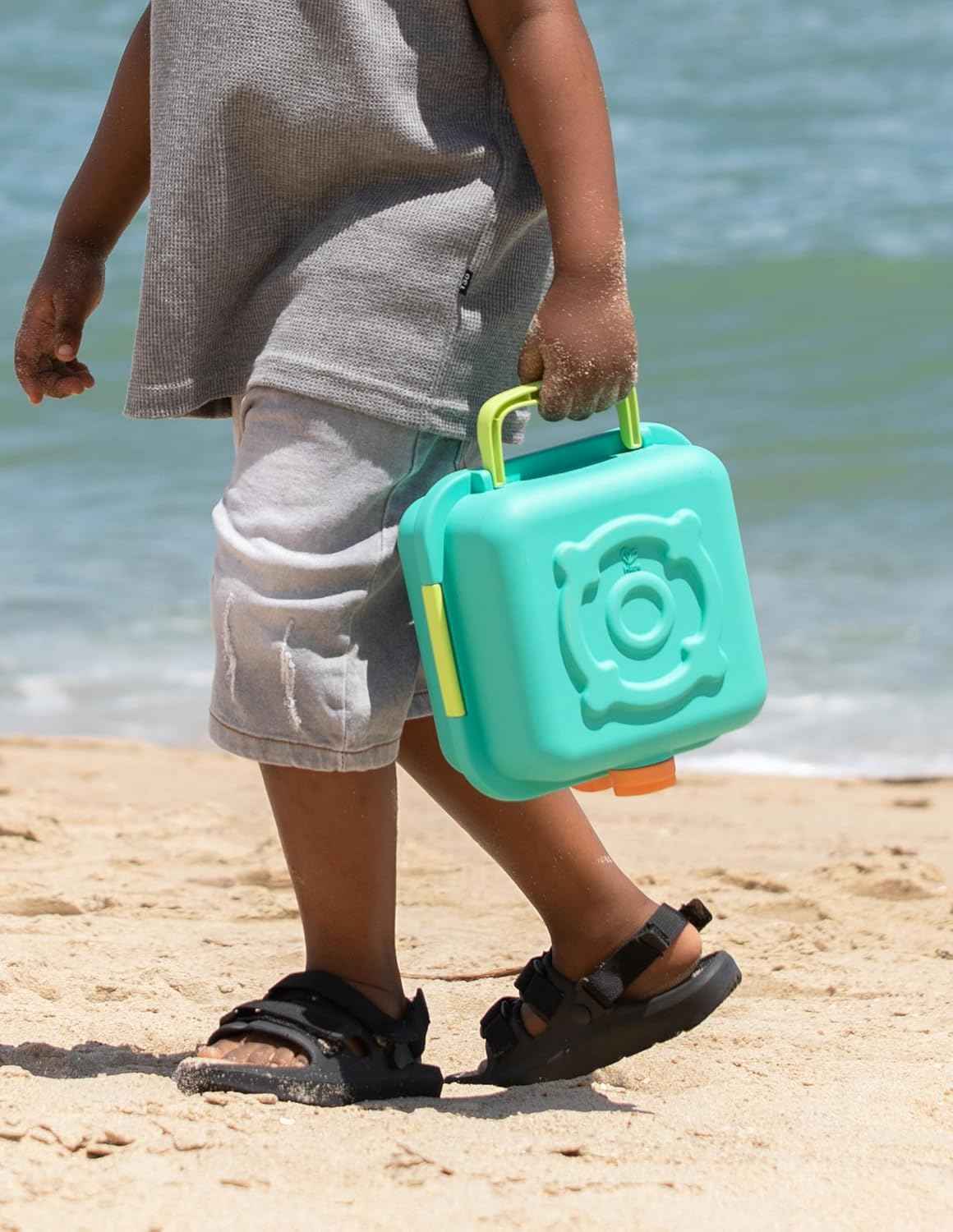 Niño jugando con el set de cocina de arena Sandy Chef Hape en el arenero