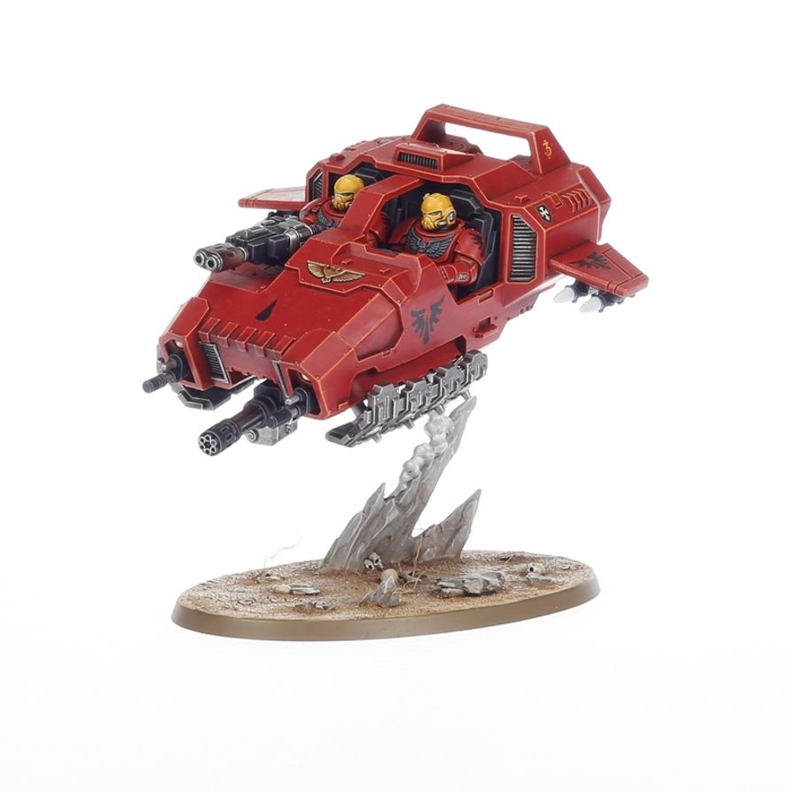 Land Speeder de Warhammer pintado de rojo, con pilotos y armamento montados sobre una base ovalada.