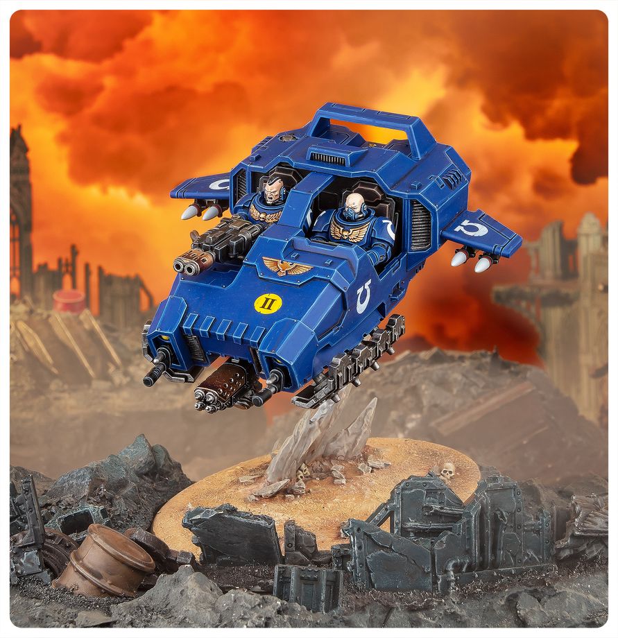 Land Speeder azul de Warhammer 40,000 sobre terreno rocoso en una escena de batalla.