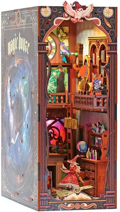 Maqueta soporte de libros Magic House de Graine Créative, con búho, libros, escalera y detalles de una casa mágica.