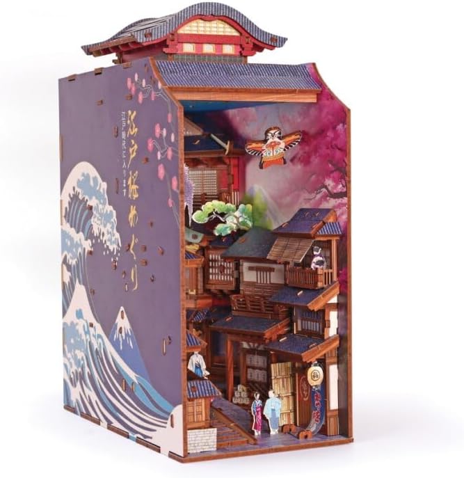 Maqueta soporte de libros Sakura con luz de Graine Créative, vista lateral con ola japonesa y calle en miniatura.