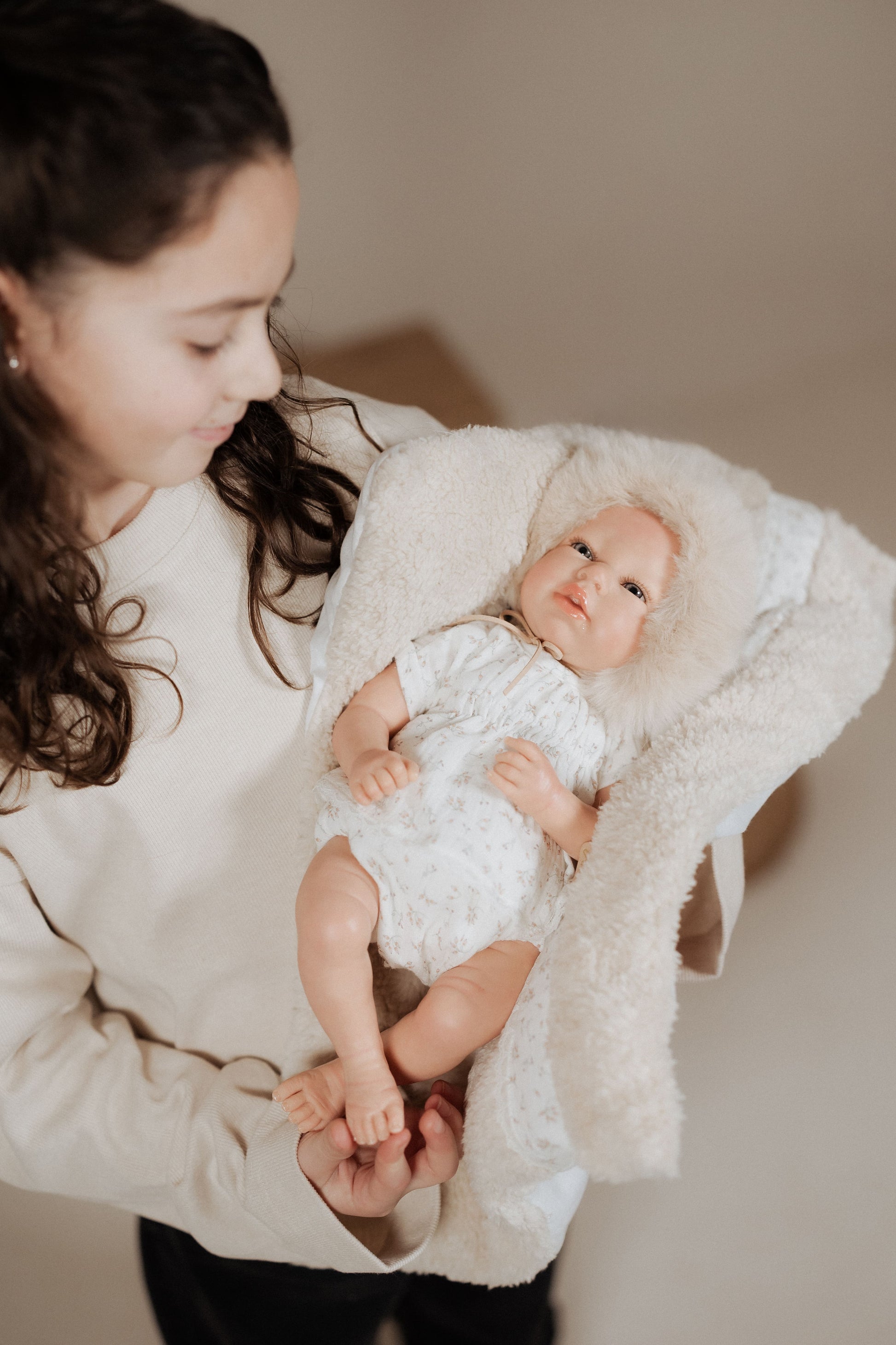 Muñeca Reborn Arias Isabella beige 40 cm con manta y cojín