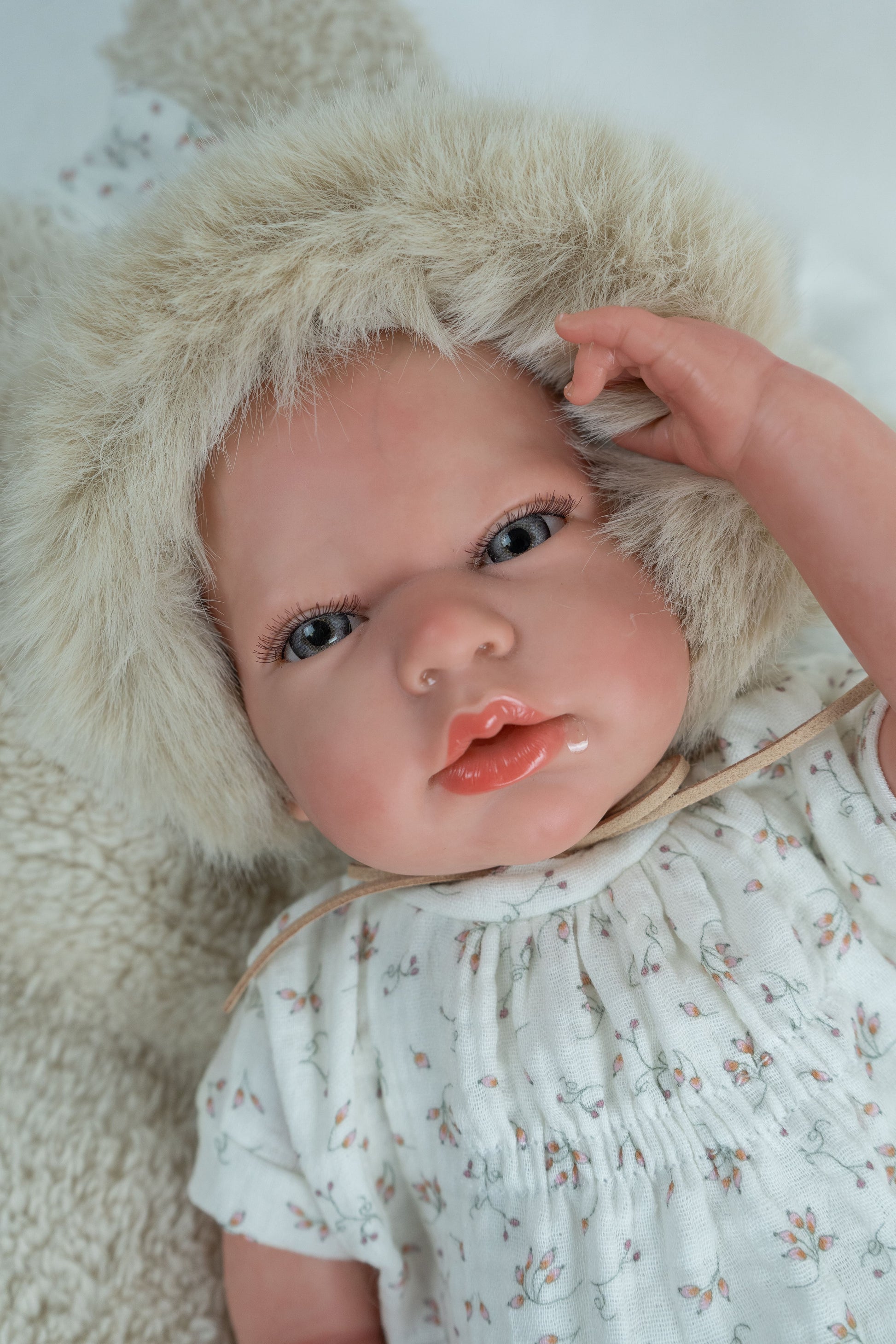 Muñeca Reborn Arias Isabella beige 40 cm con gorro floral