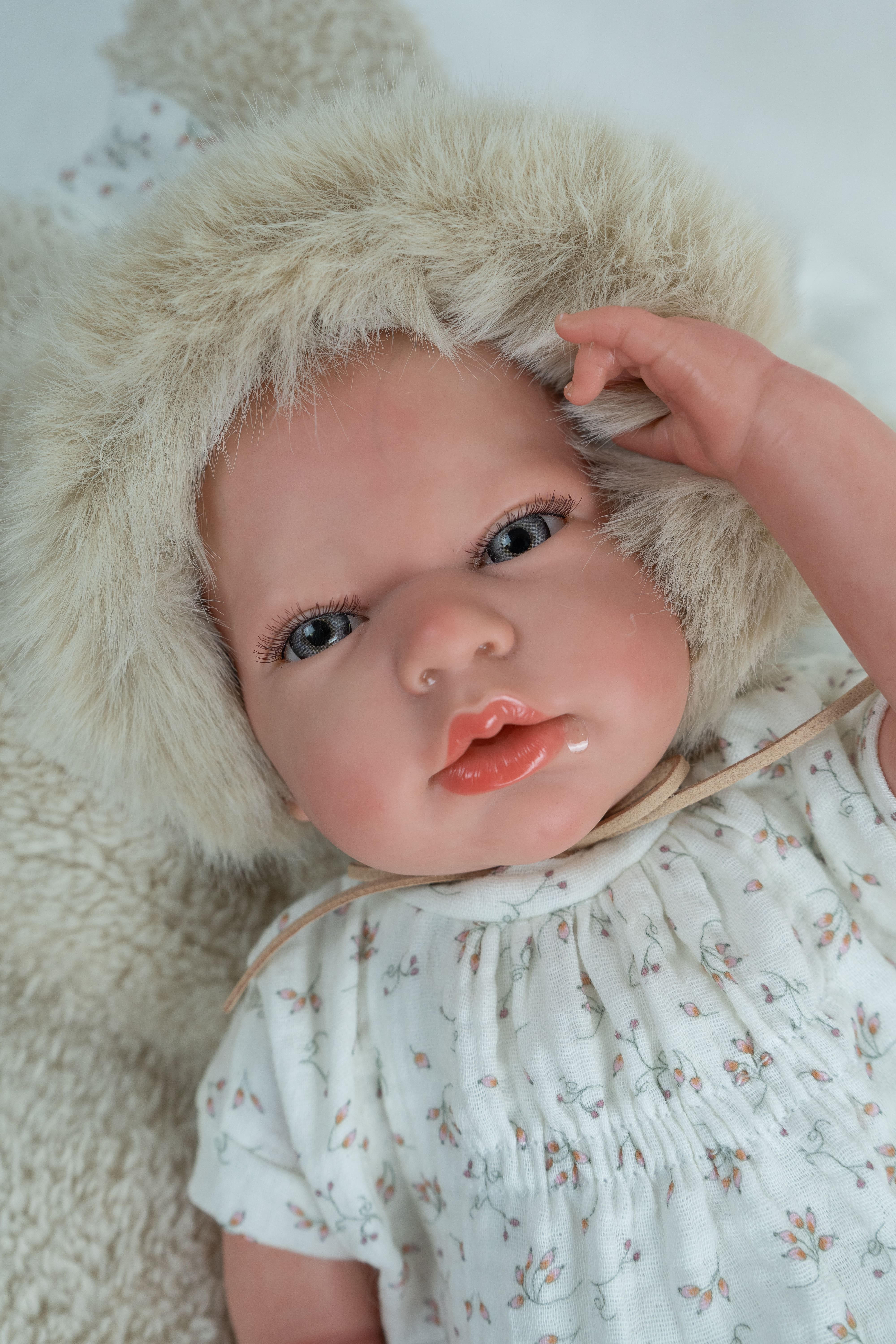 Muñeca Reborn Arias Isabella beige 40 cm con gorro floral
