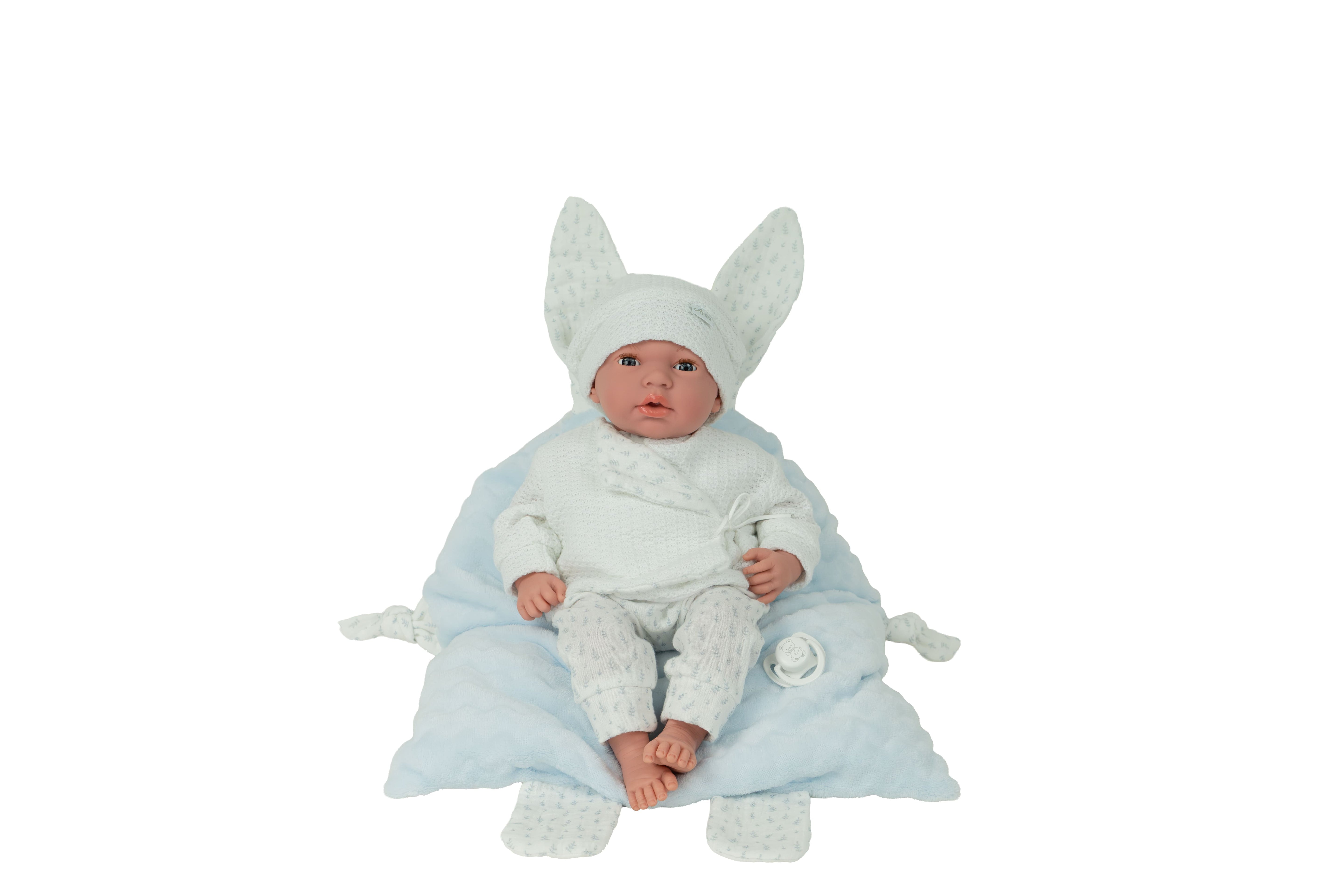 Muñeca bebé Andie Elegance Muñecas Arias 40 cm de pie, ropita blanca y azul con gorrito, vista completa del cuerpo