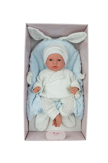 Muñeca bebé Andie Elegance Muñecas Arias 40 cm en caja, ropita azul con cojín de orejitas, vista frontal del packaging
