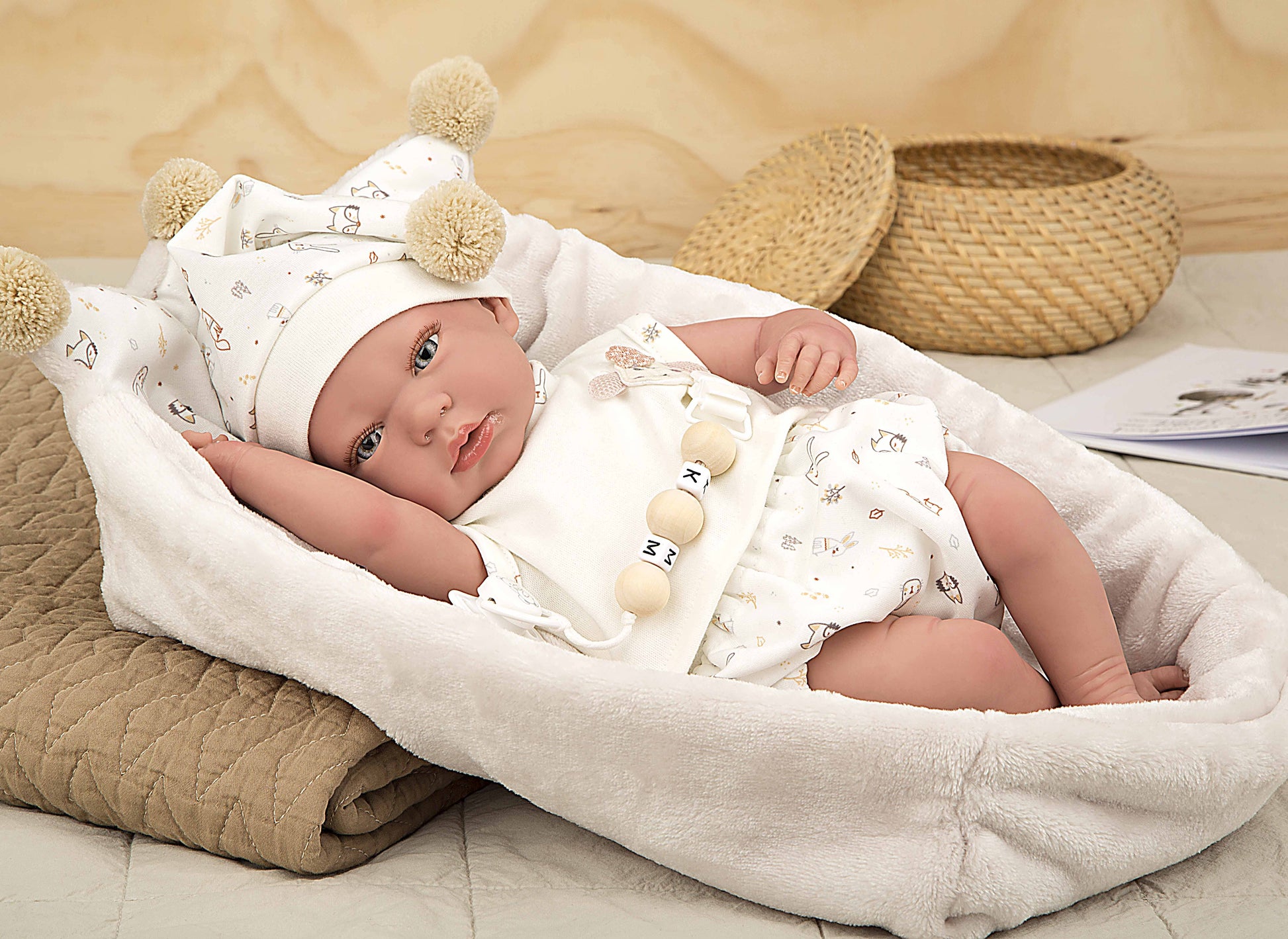 Muñeca Reborn Luna Arias 40 cm con chupete y manta nido rosa